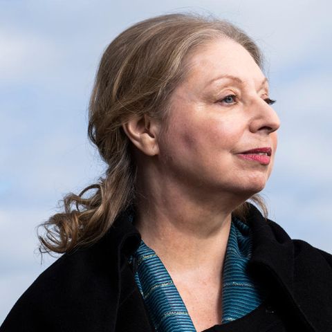 Hilary Mantel am Strand von Buckleigh Salterton
