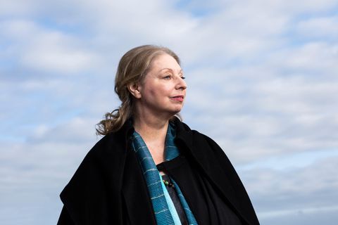 Hilary Mantel am Strand von Buckleigh Salterton