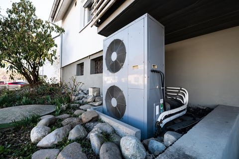 Lüftungsanlage einer Wärmepumpe am Wohnhaus