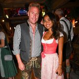 Christian Lell und seine Freundin Ora lächeln für die Kameras der Fotografen auf den Wiesn.