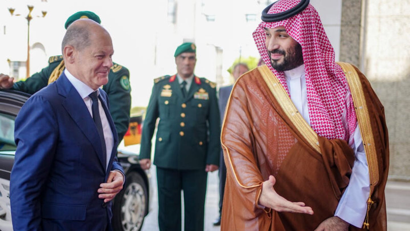 Bundeskanzler Olaf Scholz (l.) wird vom saudischen Kronprinzen Mohammed bin Salman vor dem Al-Salam-Palast empfangen