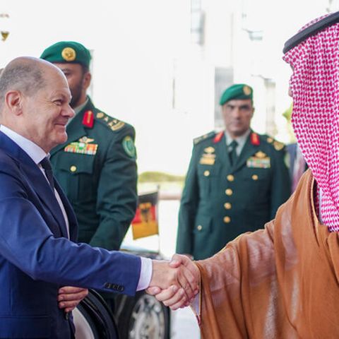 Bundeskanzler Olaf Scholz (l.) wird vom saudischen Kronprinzen Mohammed bin Salman vor dem Al-Salam-Palast empfangen
