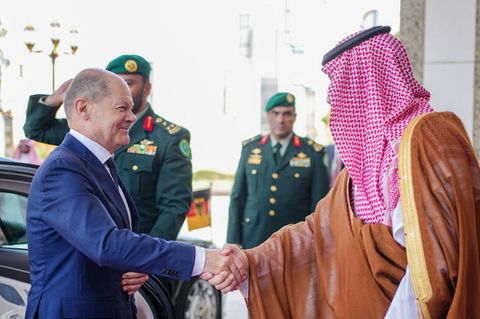 Bundeskanzler Olaf Scholz (l.) wird vom saudischen Kronprinzen Mohammed bin Salman vor dem Al-Salam-Palast empfangen