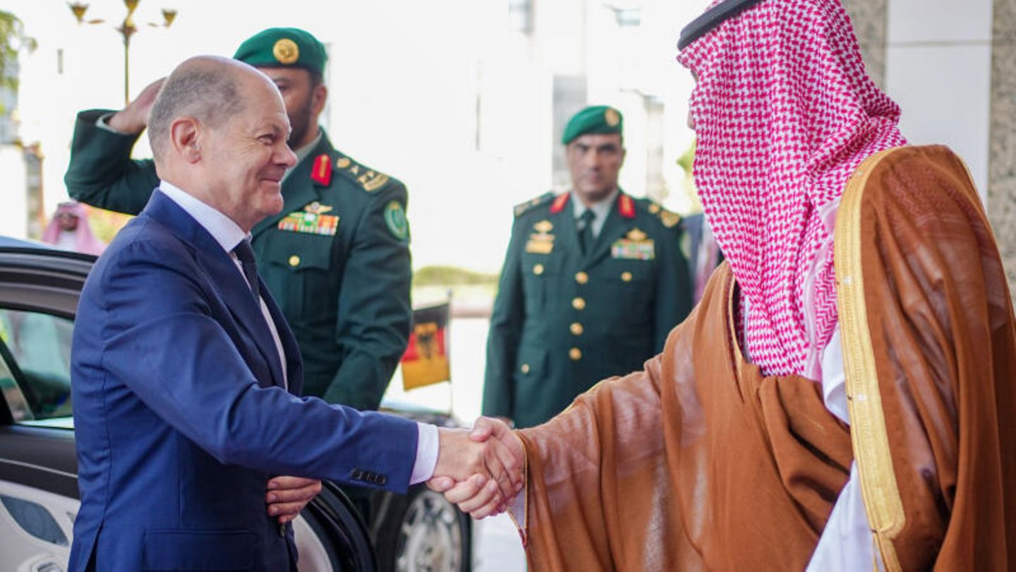 Bundeskanzler Olaf Scholz (l.) wird vom saudischen Kronprinzen Mohammed bin Salman vor dem Al-Salam-Palast empfangen