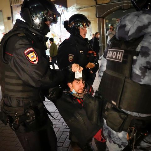 Polizisten tragen einen Demonstranten während einer Demonstration gegen die Mobilisierung weg