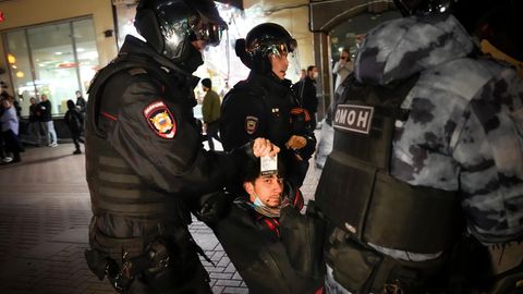 Polizisten tragen einen Demonstranten während einer Demonstration gegen die Mobilisierung weg