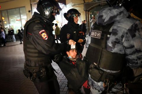 Polizisten tragen einen Demonstranten während einer Demonstration gegen die Mobilisierung weg