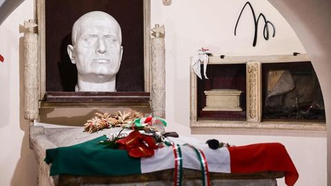 Tausende pilgern jährlich nach Predappio, um sein Grab zu besuchen: Benito Mussolini.