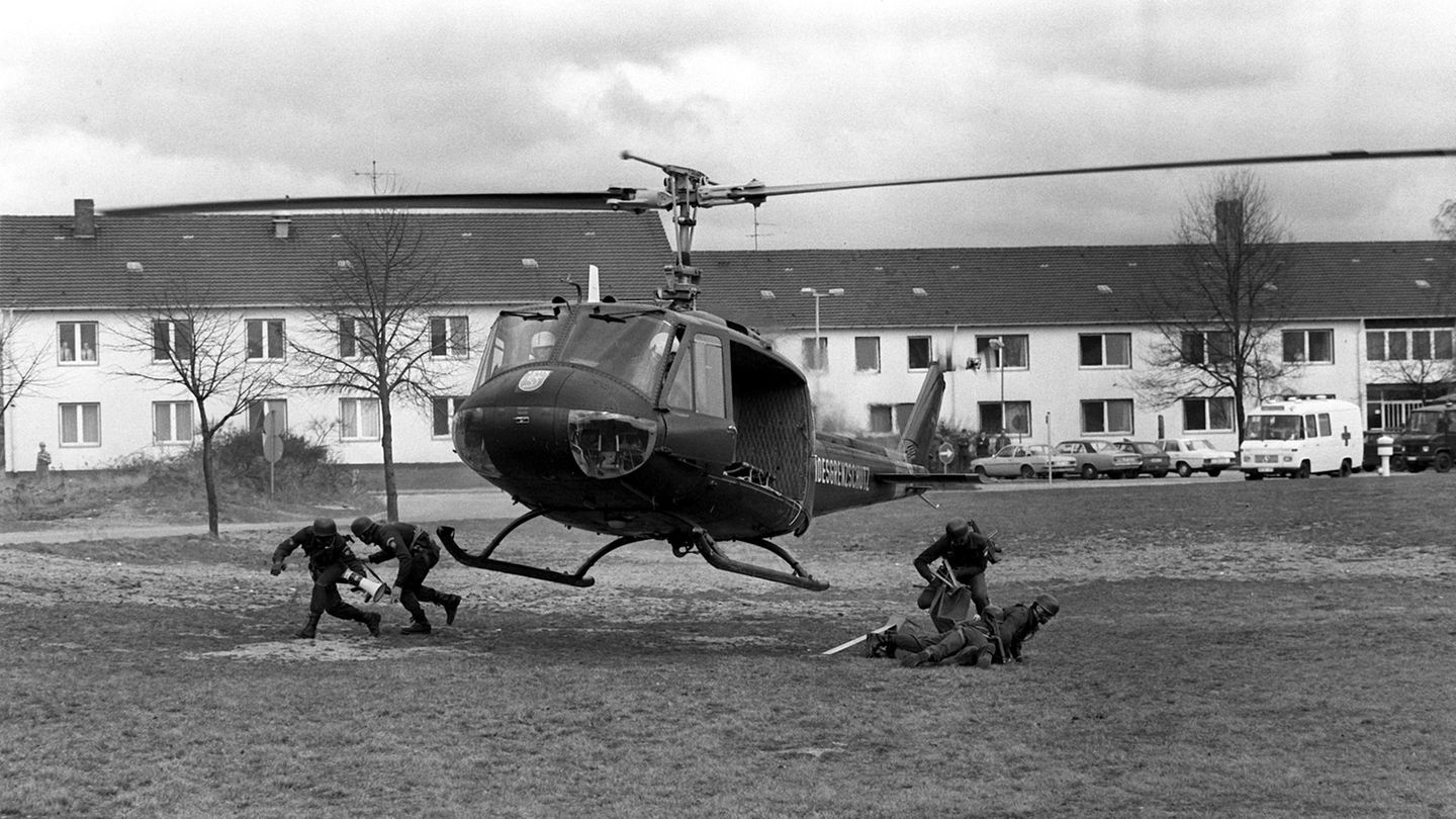 Üben, üben, üben. Daraus besteht ein großer Teil des Alltags der GSG-9-Beamten. Hier zeigen sie 1979 den Absprung von einem landenden Hubschrauber.