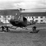 Üben, üben, üben. Daraus besteht ein großer Teil des Alltags der GSG-9-Beamten. Hier zeigen sie 1979 den Absprung von einem landenden Hubschrauber.