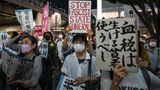 Menschen protestieren in Tokio