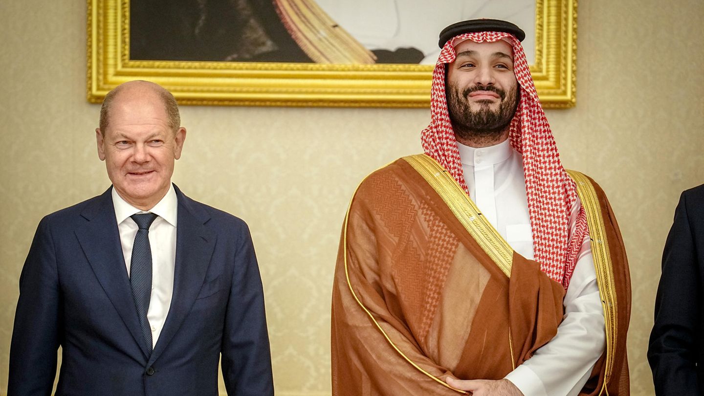 Bundeskanzler Olaf Scholz bei seinem Besuch des saudischen Kronprinzen