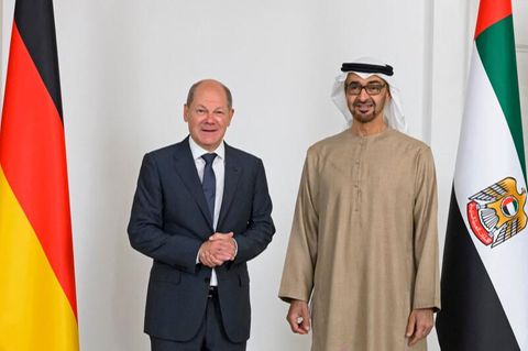 Kanzler Olaf Scholz (l.) und der emiratische Präsident Mohammed bin Sajid