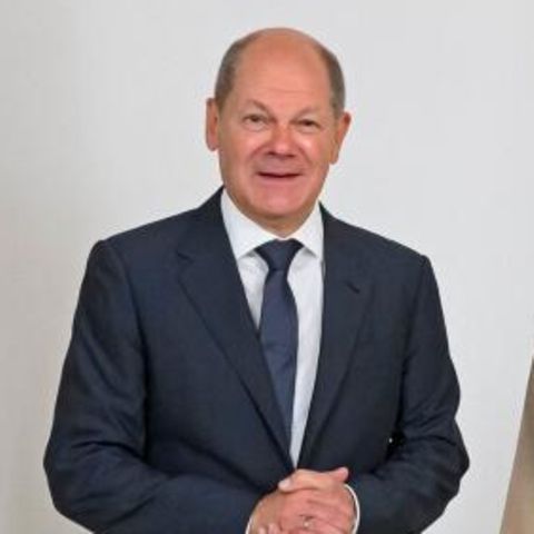 Kanzler Olaf Scholz (l.) und der emiratische Präsident Mohammed bin Sajid