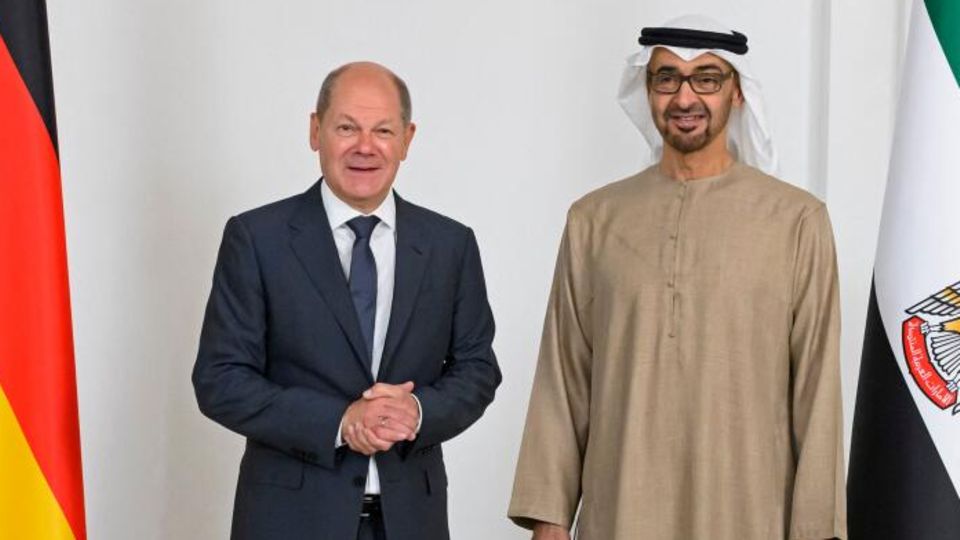 Kanzler Olaf Scholz (l.) und der emiratische Präsident Mohammed bin Sajid
