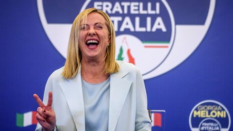 Italiens Wahlgewinnerin Giorgia Melonie mit Siegerlachen