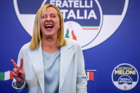 Italiens Wahlgewinnerin Giorgia Melonie mit Siegerlachen