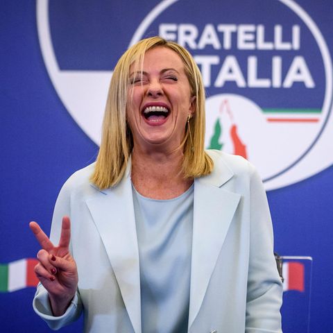 Italiens Wahlgewinnerin Giorgia Melonie mit Siegerlachen