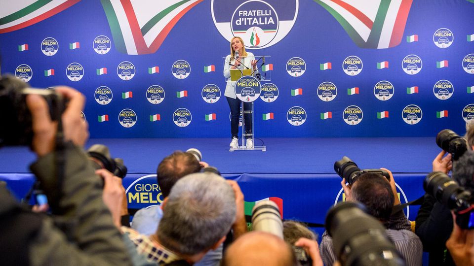 Giorgia Meloni bei der Pressekonferenz nach dem Wahlsieg in Italien