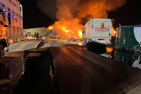 Großeinsatz bei Tesla: Im Werk in Grünheide ist in der Nacht ein Feuer ausgebrochen.