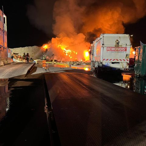 Großeinsatz bei Tesla: Im Werk in Grünheide ist in der Nacht ein Feuer ausgebrochen.