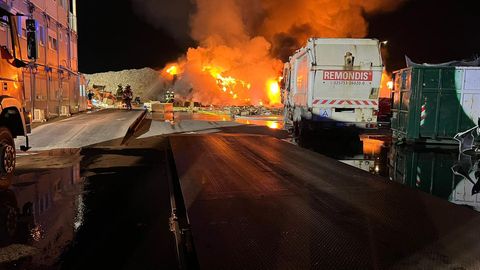 Großeinsatz bei Tesla: Im Werk in Grünheide ist in der Nacht ein Feuer ausgebrochen.