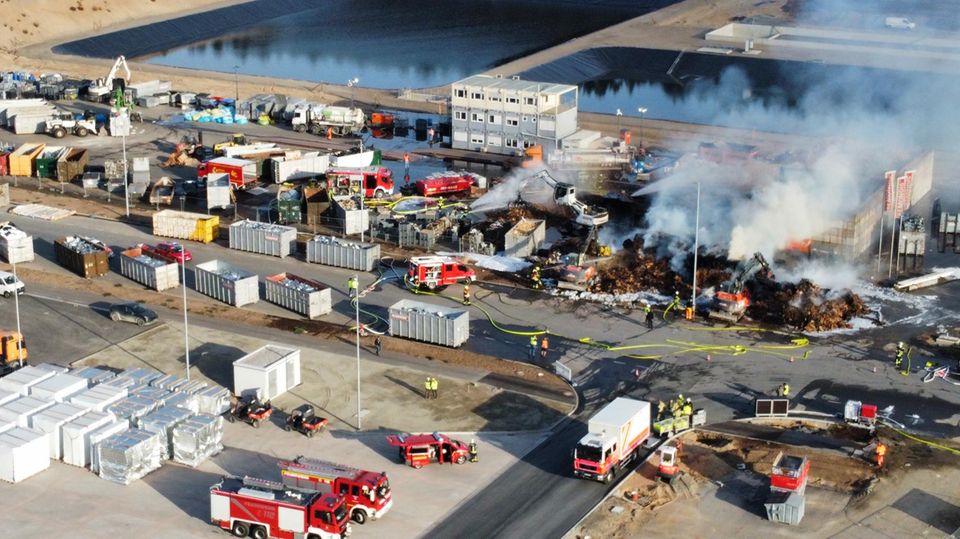 Brand bei Tesla: Feuerwehr-Einsatz in Grünheide, Löscharbeiten dauern an Zahlreiche Einsatzkräfte sind bei dem Brand im Tesla-Werk in Grünheide im Einsatz
