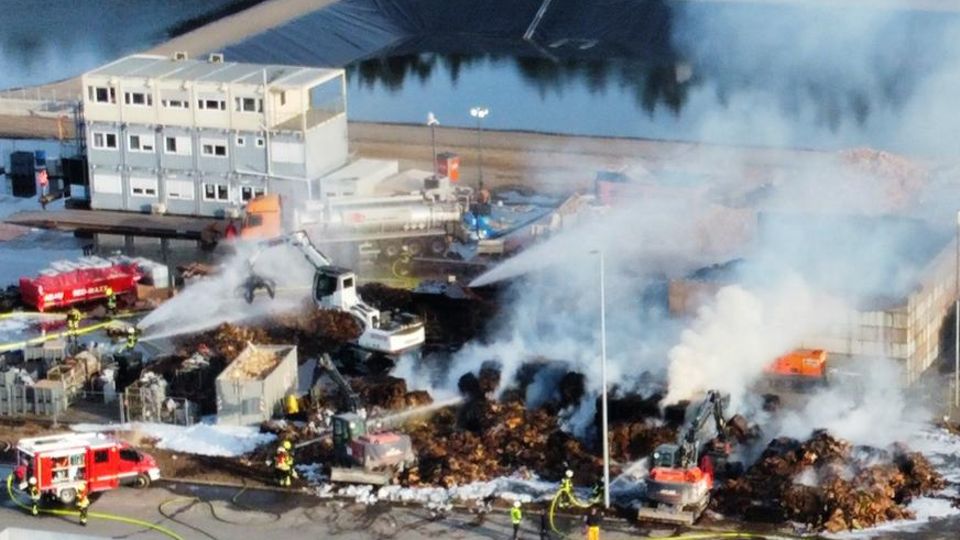 Exklusive Drohnenaufnahmen zeigen Großbrand bei Tesla