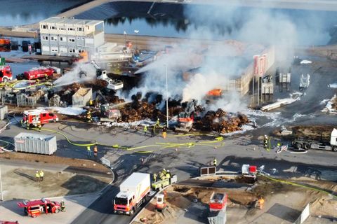 Exklusive Drohnenaufnahmen zeigen Großbrand bei Tesla