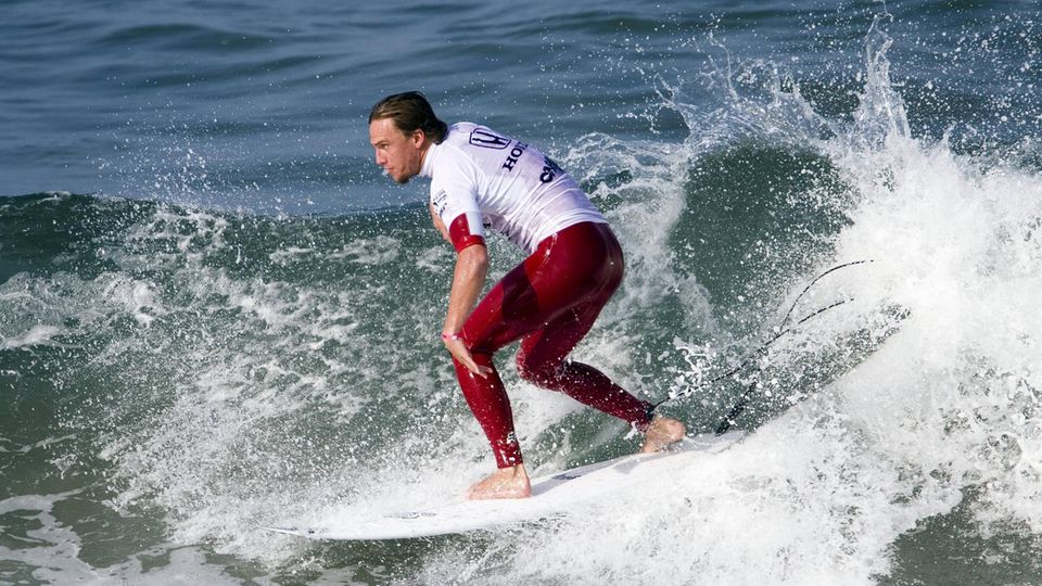 Der australische Chris Davidson beim Surfen