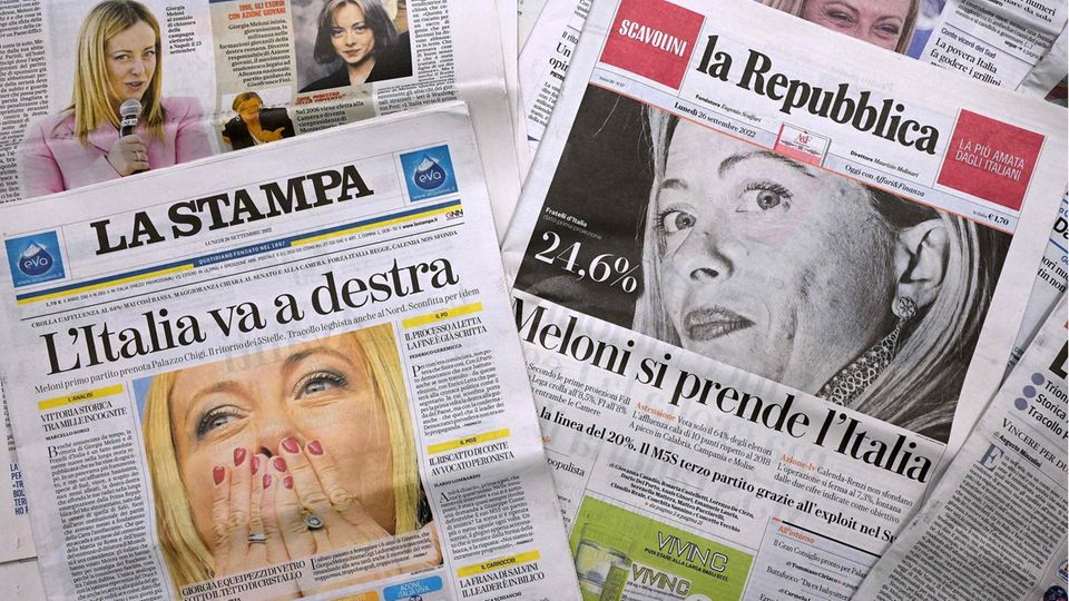 Italienische Titelblätter nach der Wahl von Giorgia Meloni
