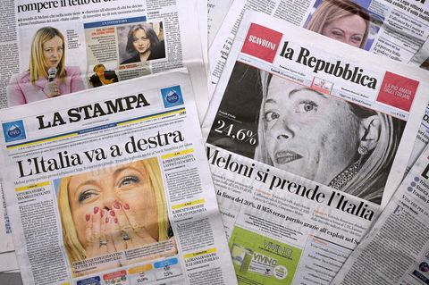 Italienische Titelblätter nach der Wahl von Giorgia Meloni