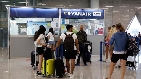 Passagiere stehen am Schalter von Ryanair
