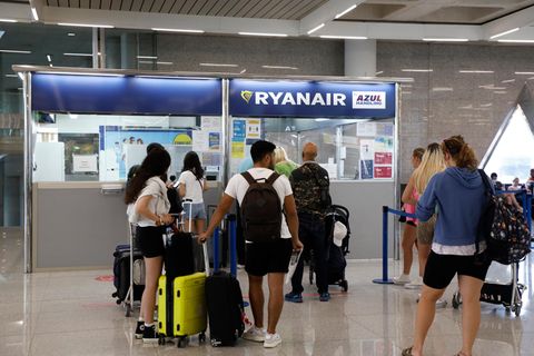 Passagiere stehen am Schalter von Ryanair