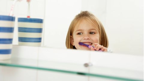 Fluoridhaltigen Zahnpasta kann Kreidezähnen vorbeugen