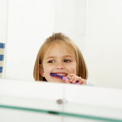 Fluoridhaltigen Zahnpasta kann Kreidezähnen vorbeugen