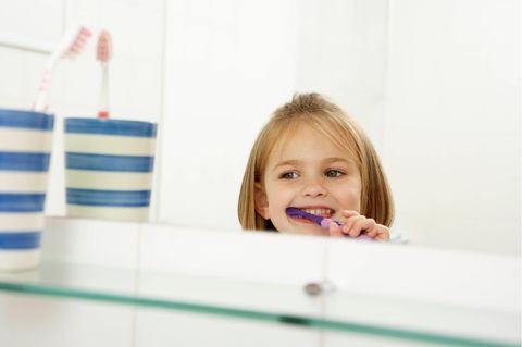 Fluoridhaltigen Zahnpasta kann Kreidezähnen vorbeugen