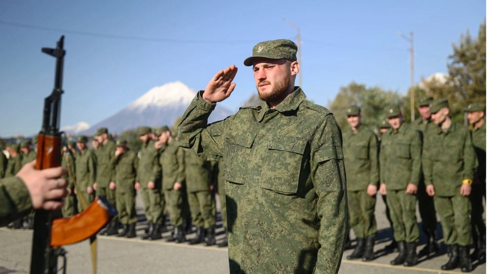 Mobilmachung in Russland: Ein frisch eingezogener Soldat bekommt seine Waffe