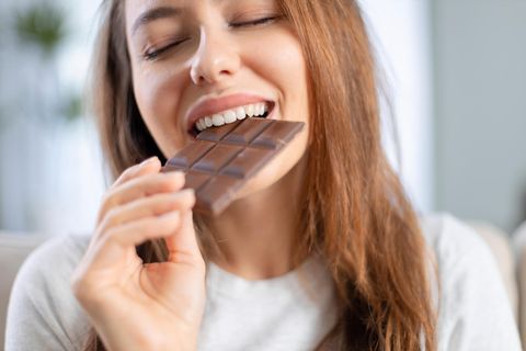 Eigentlich müssten wir bei dem hohen Zuckerkonsum mehrmals täglich die Zahnzwischenräume säubern