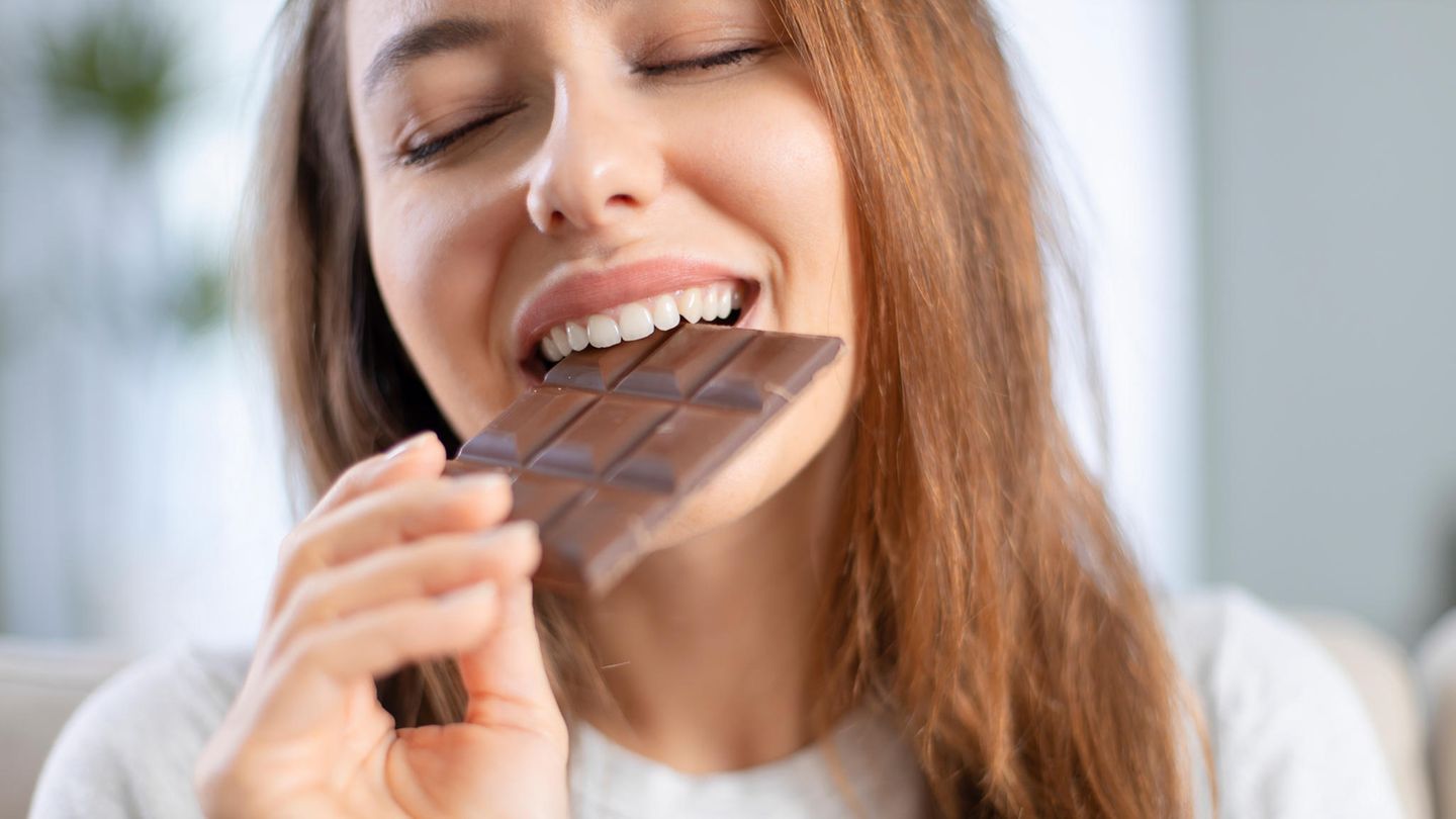 Eigentlich müssten wir bei dem hohen Zuckerkonsum mehrmals täglich die Zahnzwischenräume säubern