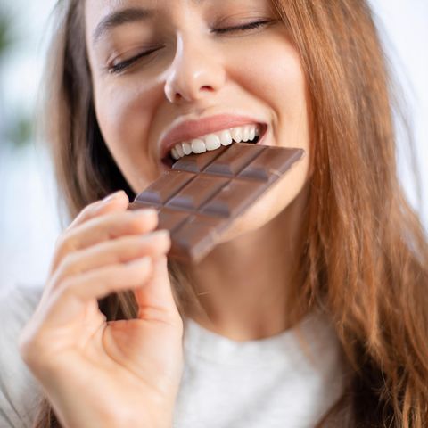Eigentlich müssten wir bei dem hohen Zuckerkonsum mehrmals täglich die Zahnzwischenräume säubern