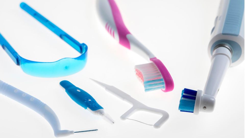 Zahnbürste, Zungenschaber oder Bürstchen: Es gibt viele Hilfsmittel für die Mundhygiene