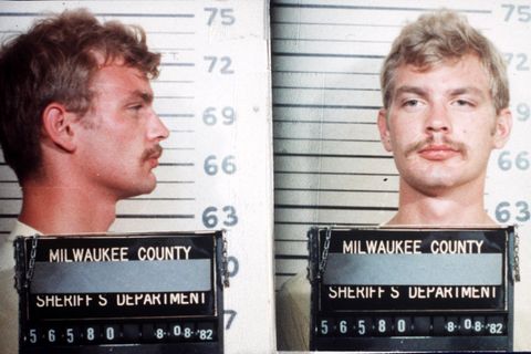 Jeffrey Dahmer bei seiner Verhaftung. Die offiziellen Mugshots zeigen den Serienmörder.