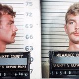 Jeffrey Dahmer bei seiner Verhaftung. Die offiziellen Mugshots zeigen den Serienmörder.