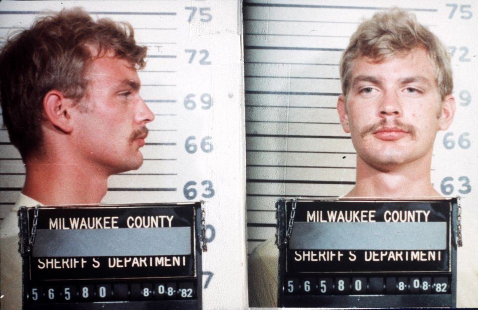 Jeffrey Dahmer bei seiner Verhaftung. Die offiziellen Mugshots zeigen den Serienmörder.