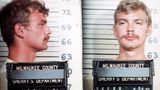 Jeffrey Dahmer bei seiner Verhaftung. Die offiziellen Mugshots zeigen den Serienmörder.