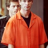 Vor Gericht trat Dahmer oft in der typischen orangenen Gefängnis-Uniform auf.