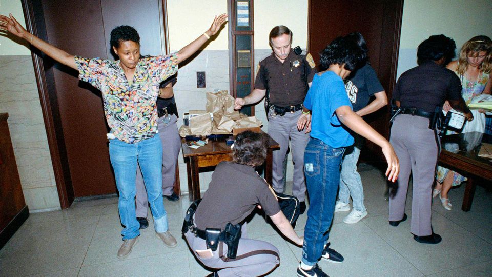 NetflixSerie Jeffrey Dahmer Originalfotos aus der Verhandlung um den