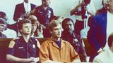 Dahmer vor Gericht: Etliche Polizisten bewachen den berüchtigten Serienmörder.