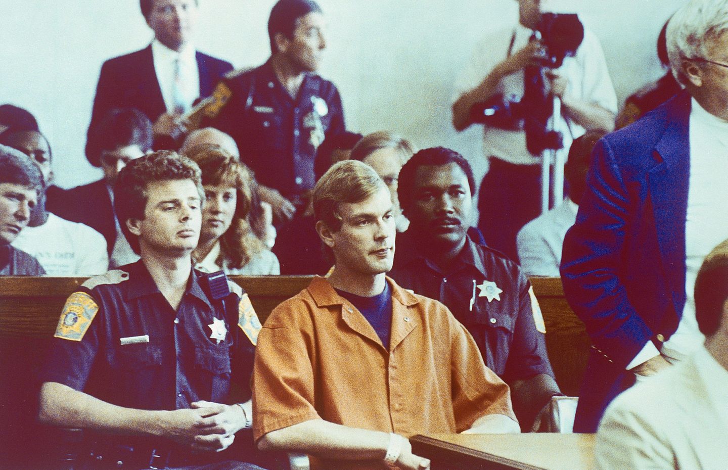 Dahmer vor Gericht: Etliche Polizisten bewachen den berüchtigten Serienmörder.